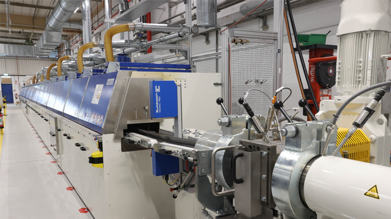 PB: Freudenberg Sealing Technologies hat eine mit Salzschmelze vulkanisierende Extrusionsanlage für Dichtungsprofile in Betrieb genommen und damit sein Angebot an vulkanisierten Werkstoffen und Geometrien für anspruchsvolle technische Anwendungen erweitert / ©: Freudenberg Sealing Technologies