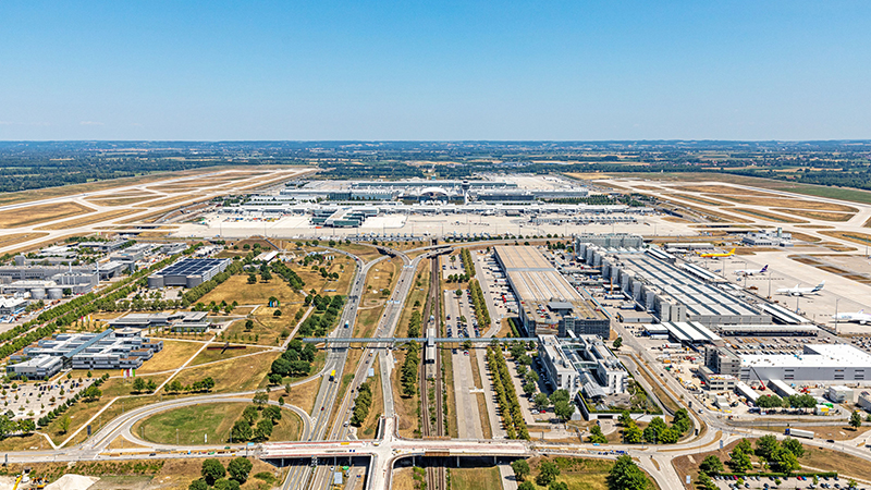 PB: Ambitionierte Pläne – die machbar sind! GP JOULE hat analysiert, wie der Flughafen München seine Net-Zero-Ziele wirtschaftlich tragfähig umsetzen kannn. / ©: Flughafen München