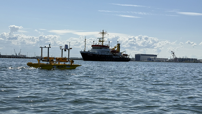 PB: Fahrübung im Projekt Galileo Nautic. Ein Ergebnis: Ein älteres, komplett manuell fahrendes Schiff wie die DENEB kann nachgerüstet werden, um automatisiert in einer normalen Verkehrssituation anzulegen. (Quelle: BSH)