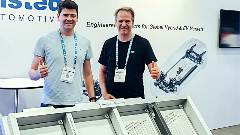 PB: Dr. Rico Schmerler (links) und Dr. Thomas Hipke auf der Battery Show North America. / ©: Fraunhofer IWU