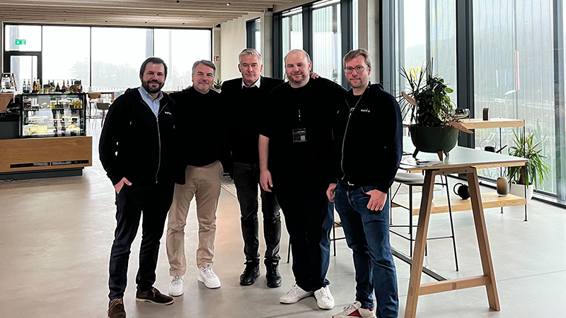 PB: v.l.n.r.: Paul Tonini (Electra - Country Manager Germany), Jürgen Ruchti (HomE of Mobility GmbH - Geschäftsführer), Michael Hansen (HomE of Mobility GmbH - Sales & Marketing Director), Dennis Czerwanski (HomE of Mobility GmbH - Geschäftsführer), Alessandro Inderbitzin (Electra - General Manager DACH) / Quelle: Electra 