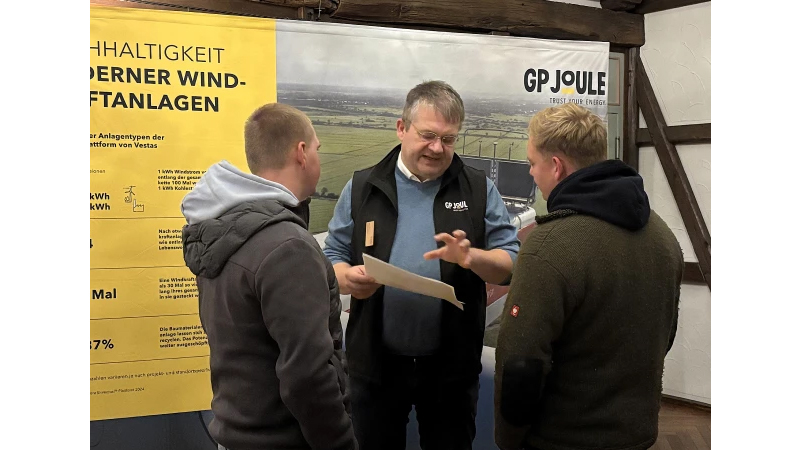 PB: An verschiedenen Infoständen informierten Fachleute über die geplanten Anlagen. (Foto: GP JOULE)