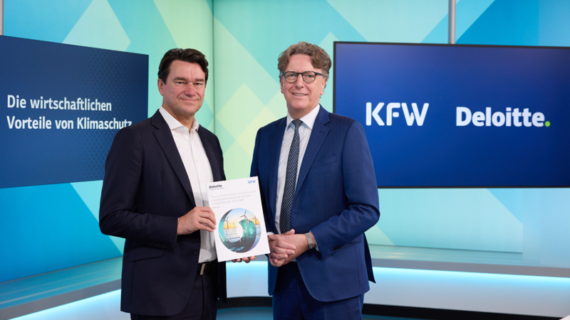 PB: v.l.: Hans-Jürgen Walter, Global Leader Sustainable Finance bei Deloitte und Stefan Wintels, KfW-Vorstandsvorsitzender. / ©: KfW