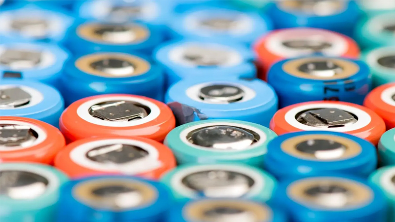 PB: TUM-Forschende enthüllen überraschendes Wachstum von zerstörerischen Dendriten in Elektrolyten