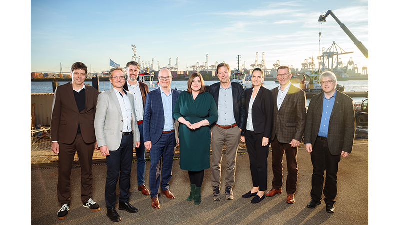 PB: Mitglieder der Projektsteuerungsgruppen der Energiewende-Verbundprojekte NRL und NEW 4.0 gemeinsam mit Vertreter*innen der norddeutschen Landesregierungen und dem BMWE (v.l.n.r.: Michael Dammann (Hamburger Energienetze), Prof. Dr. Hans Schäfers (CC4E/HAW Hamburg), Mike Blicker (NRL-Projektkoordinator), Tobias Goldschmidt (Umweltminister SH), Katharina Fegebank (Zweite Bürgermeisterin & Umweltsenatorin HH), Oliver Weinmann (HyAdvice), Ines Jesse (Staatssekretärin Wirtschaftsministerium MV), Stephan Frense (ARGE Netz), Dr. Hans-Christoph Wirth (BMWE)) – © Gregor Fischer/NRL