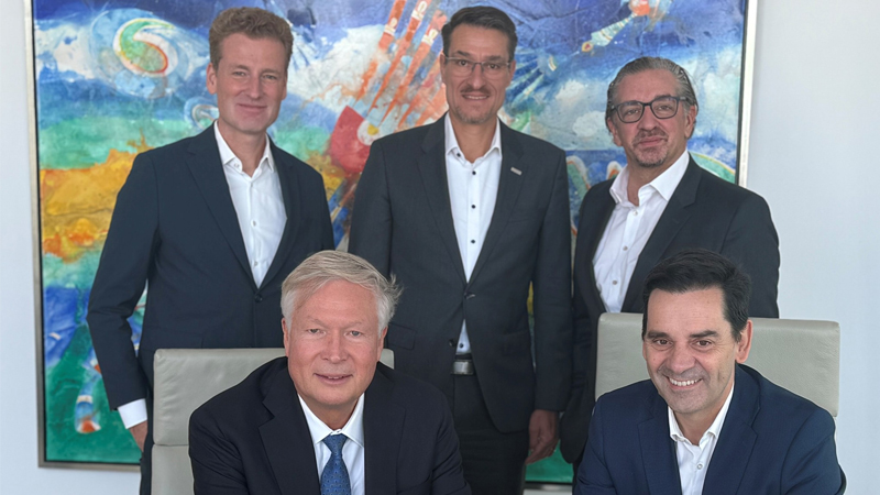 PB: Unterzeichnung des Rahmenvertrags zwischen Nordex und EnBW in Stuttgart am 5.11.2025 (oben v.l.nr. Karsten Brüggemann/Nordex, Michael Class/EnBW, Olaf Komitsch/EnBW, unten v.l.n.r. Peter Heydecker/EnBW, José Luis Blanco/Nordex) / ©: Miriam Teige/EnBW