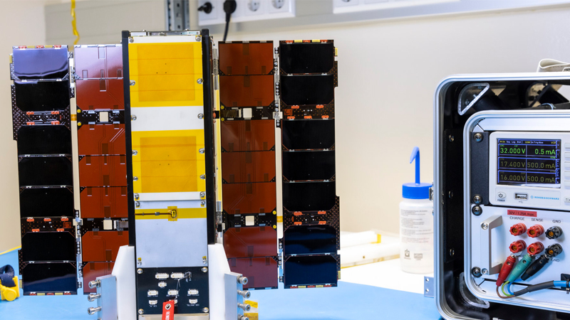 PB: OPS-SAT PRETTY im Reinraum an der TU Graz vor seinem Start im Jahr 2023. Bildquelle: Lunghammer - TU Graz