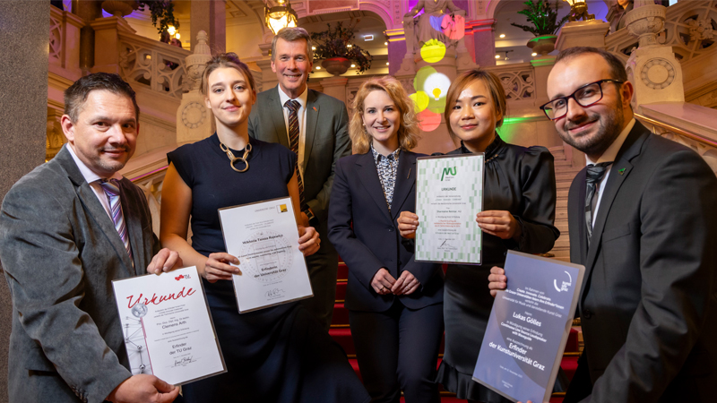 PB: Wissenschaftsministerin Eva-Maria Holzleitner und TU Graz-Rektor Horst Bischof mit (v.l.) Clemens Arth (TU Graz), Wiktoria Teresa Rajewicz (Uni Graz), Sharmaine Reintar (Med Uni Graz) und Lukas Gölles (Kunstuniversität Graz), vier der geehrten Erfinderinnen und Erfinder der Grazer Unis. Bildquelle: Lunghammer - TU Graz 