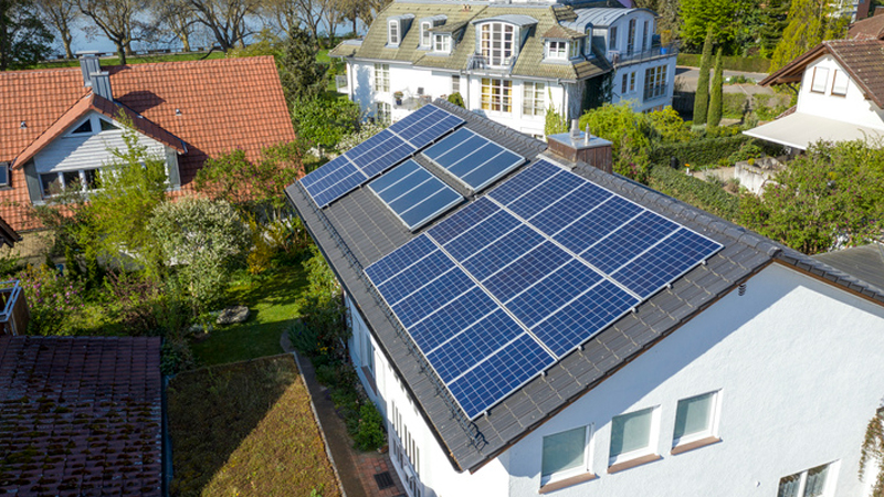 PB: Photovoltaikanlage auf einem Hausdach in Radolfzell. (Foto: Plattform EE BW / Kuhnle & Knödler)