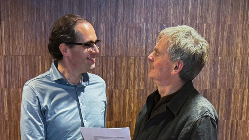 PB: Auf dem Foto: Erwin Leeuwis, Direktor Renewable Power Eneco und Johannes Busmann, Inhaber und Geschäftsführer der Prowind GmbH (v.l.)