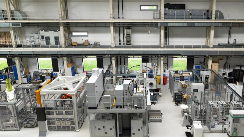 PB: Blick in die Referenzfabrik.H2. Rechts vorn die BPPflexROLL, dahinter die flexROLLmax. In der Mitte die beiden Anlagen für das Elektronenstrahlschweißen; links die neue Stackinganlage. / ©: Fraunhofer IWU