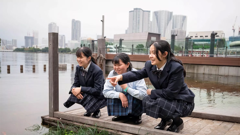 PB: Die Mudflat Club-Mitglieder der Tokyo Metropolitan Shiba Commercial High School. / ©: Stadtverwaltung von Tokio
