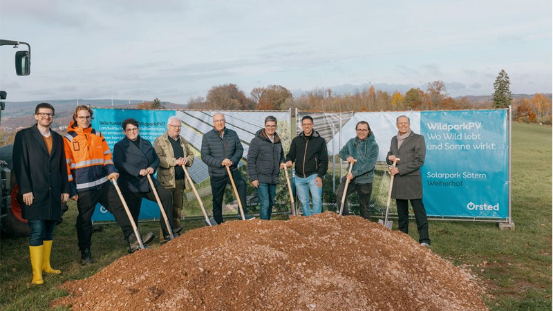 PB: Spatenstich für die WildparkPV-Anlage Sötern mit St. Wendels Landrat Udo Recktenwald (5.v.r.), Nohfeldens Bürgermeister Andreas Veit (4.v.r.), Ørsteds Prokuristen Annemarie Röbl (3.v.l.) und Christian Kutschker (1.v.r.), Weiherhof-Inhaber Wolfgang Welter (4.v.l) und weiteren Projektbeteiligten. / ©: Ørsted
