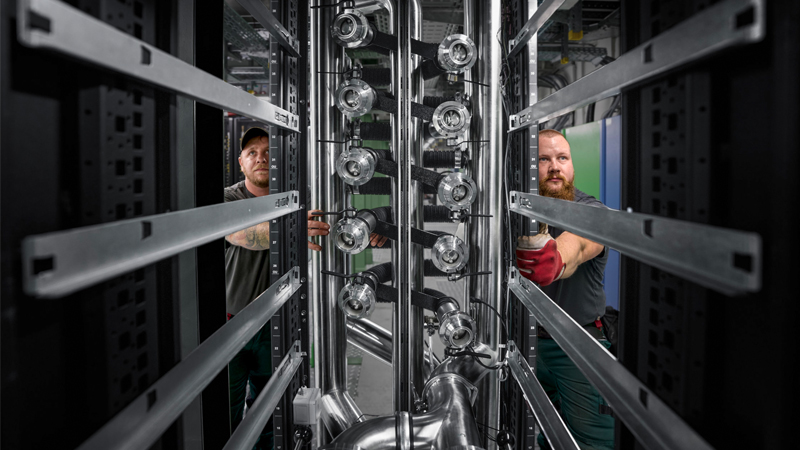 PB: Wie kommt die Kühllösung ins Rechenzentrum? Wie wird sie in den Service eingebunden? Diese Praxisfragen sind hoch relevant für den Einsatz in großer Skalierung.. / ©: Rittal GmbH & Co. KG