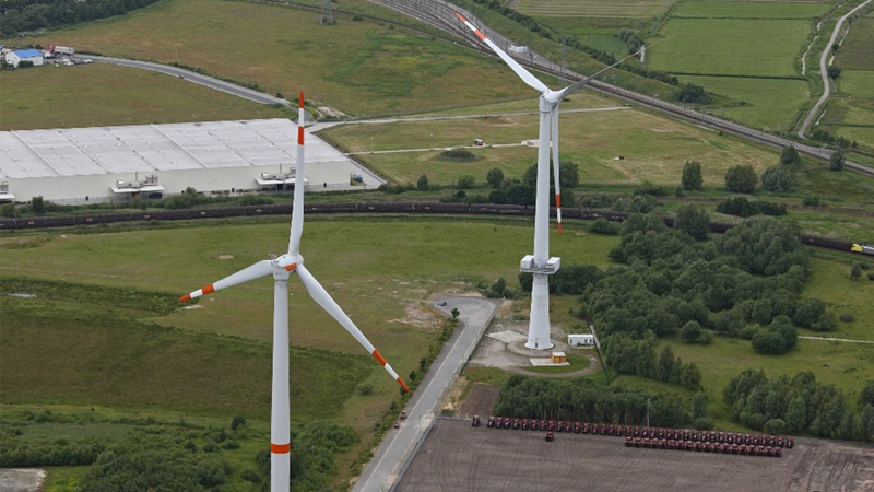 PB: Blick auf die beiden AREVA Wind M5000 Offshore-Prototypen am Standort Bremerhaven Speckenbüttel – jetzt im Auftrag der Stadtwerke Bochum von der Deutschen Windtechnik gewartet. (Quelle: Stadtwerke Bochum)