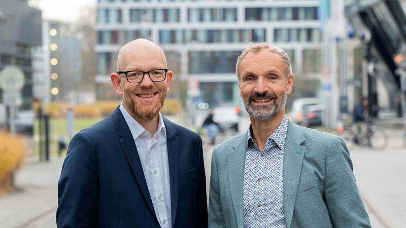 PB: Matthias Brandt (rechts) übergibt zum Jahreswechsel den Vorstand der Deutschen Windtechnik an Ronny Meyer. / ©: Deutsche Windtechnik AG