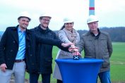 PB: V.l.n.r.: Dominic Stahl (Projektleiter ENERTRAG), Robert Vogt (Regionalleiter ENERTRAG), Ines Jesse (Staatssekretärin für Wirtschaft, Infrastruktur, Tourismus und Arbeit in Mecklenburg-Vorpommern), Ulf Stegemann (Bürgermeister Gemeinde Stepenitztal) / ©: Anne Bagemihl / ENERTRAG SE