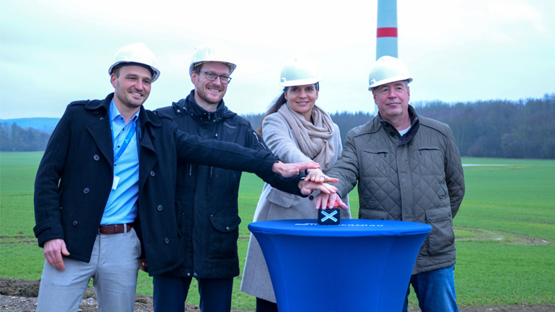 PB: V.l.n.r.: Dominic Stahl (Projektleiter ENERTRAG), Robert Vogt (Regionalleiter ENERTRAG), Ines Jesse (Staatssekretärin für Wirtschaft, Infrastruktur, Tourismus und Arbeit in Mecklenburg-Vorpommern), Ulf Stegemann (Bürgermeister Gemeinde Stepenitztal) / ©: Anne Bagemihl / ENERTRAG SE