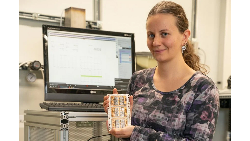 PB: Magdalena Pöll mit IGBT-Modul / ©: IFA