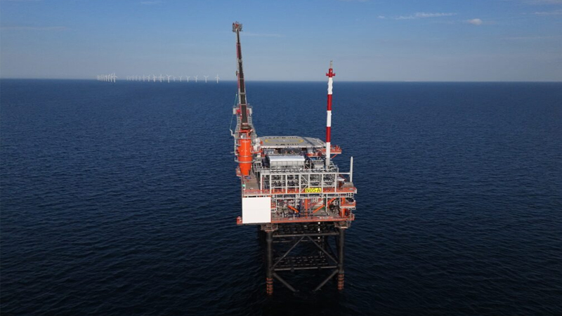 PB: Plattform N05-A mit dem Windpark Riffgat im Hintergrund / ©: ONE-Dyas B.V.