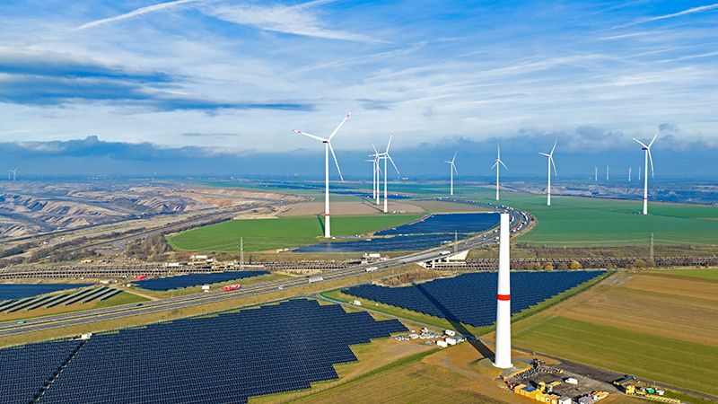 PB: RWE hält das Tempo beim Ausbau ihres Solarportfolios an der Autobahn 44n weiter hoch / ©: RWE