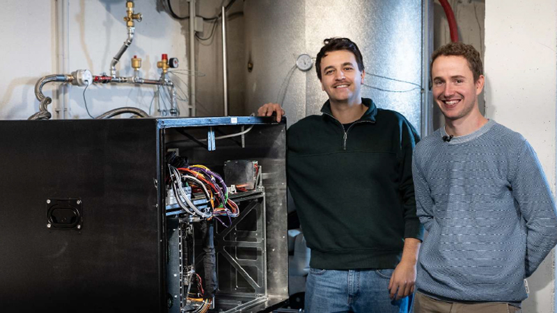 PB: Die Gründer Manuel Untergasser und Timo Berkmann mit ihrer KI-Serverheizung. Credits: Johannes Aitzetmueller