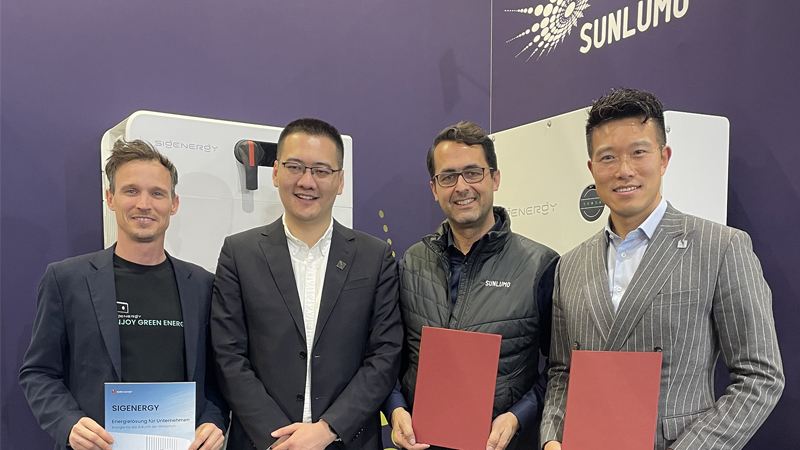 PB: Michael Rebernig (Account Manager Sigenergy), Roy Zhang (Head of Global Sales & Solution Management Sigenergy), Robert Buchinger (CEO Sunlumo Technology) und Henry Yin (General Manager Central Europe Sigenergy) anlässlich der Signing Ceremony des 100 MWh-SigenStack (v. l.). / ©: Sunlumo