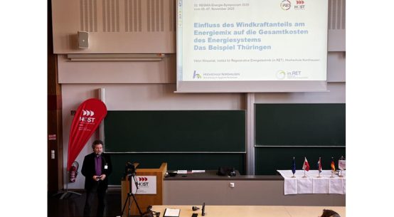 PB: Prof. Dr.-Ing. Viktor Wesselak (Hochschule Nordhausen) beim 32. REGWA-Symposium mit der Vorstellung seines Papers zum Einfluss der Windkraft auf die Gesamtkosten des Energiesystems in Thüringen | © Hochschule Nordhausen | Quelle: Hochschule Nordhausen | Copyright: Hochschule Nordhausen