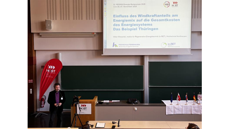 PB: Prof. Dr.-Ing. Viktor Wesselak (Hochschule Nordhausen) beim 32. REGWA-Symposium mit der Vorstellung seines Papers zum Einfluss der Windkraft auf die Gesamtkosten des Energiesystems in Thüringen | © Hochschule Nordhausen | Quelle: Hochschule Nordhausen | Copyright: Hochschule Nordhausen