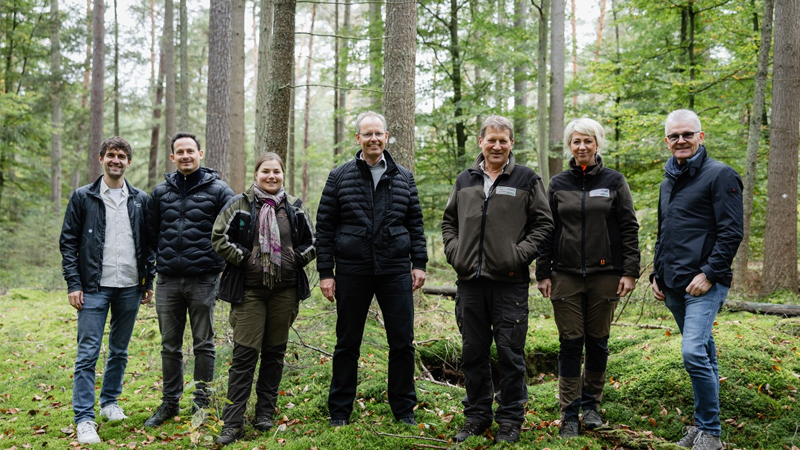 PB: Die Wertgarantie-Vorstände Udo Buermeyer (Mitte) und Konrad Lehmann (r.) informieren sich vor Ort über das Waldumbauprojekt im Wendland. / ©: Wertgarantie