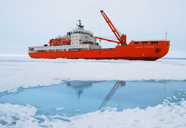 Auf dem russischen Forschungseisbrecher Akademik Tryoshnikov will die Expedition in den kommenden Monaten die Antarktis umrunden.