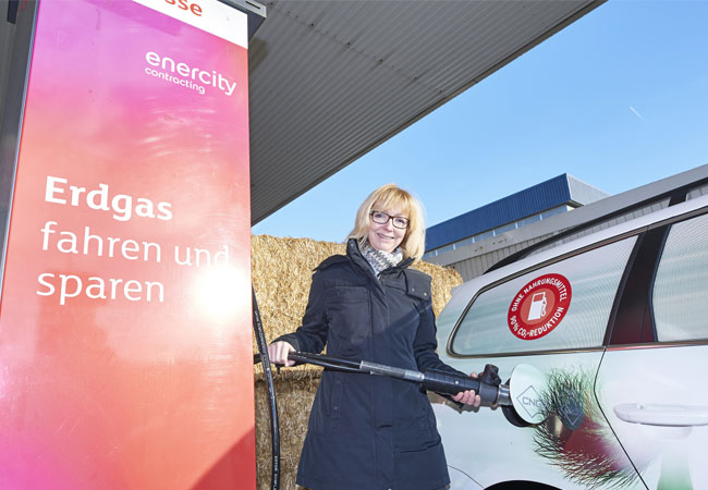 Personen auf den Fotos: Corinna Kleimann (Geschäftsführerin der enercity Contracting GmbH, Hannover - in dunklen Mantel), Ulrike Kunze (VERBIO AG, Leiterin Markerting/PR - im roten Mantel) und Heinz-Peter Küppers (VERBIO AG, Prokurist)
