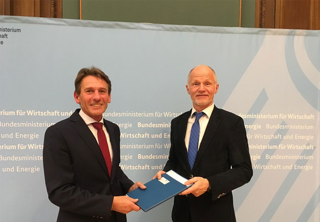 Prof. Dr. Werner Beba mit Staatssekretär Rainer Baake. Foto: Privat