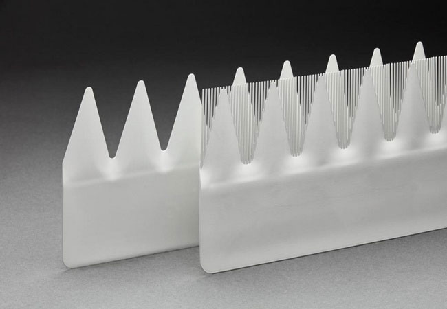 Die Kammstruktur des neuen geräuschreduzierenden Aerodynamik Add-Ons für die Hinterkante der Rotorblätter haben die Entwickler von den Schwingen der Schleiereule abgeleitet. Im Hintergrund ist zum Vergleich das alte DinoTail abgebildet. Bild: Siemens