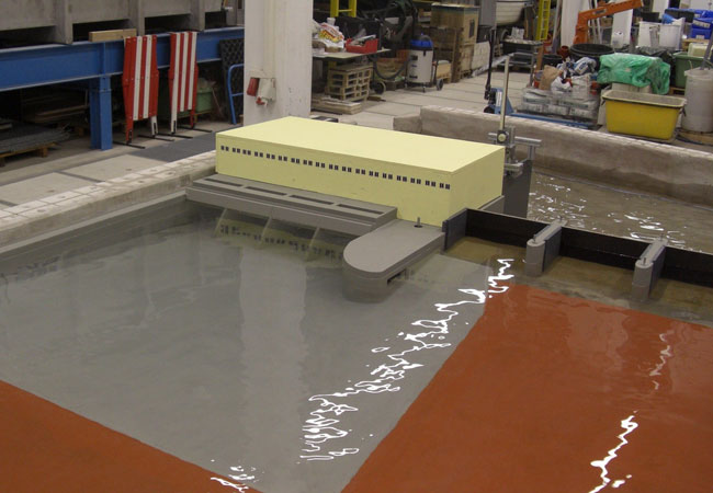 Bildunterschrift: Anströmung am physikalischen Modell des Kraftwerks Rheinfelden. Foto: Uni Kassel, Fachgebiet Wasserbau und Wasserwirtschaft