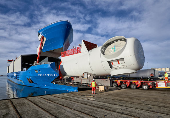 Das neue Transportschiff ist 141 Meter lang und kann mehrere Maschinenhäuser der 8-Megawatt-Anlagen aufnehmen. Zur Ro/Ro-Beladung lässt sich eine gewaltige Bugklappe öffnen. Ein Teleskopdach schützt die Windenergieanlagen vor Salzwasser. Für Kraneinsätze kann es aufgeschoben werden.