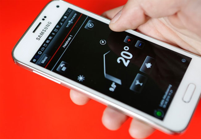 Smarte Steuerung per App: E.ON und Viessmann treiben die Digitalisierung des deutschen Heizungsmarkts voran. EON; Wärme; Öl; Gas; Winter; Heizung; Wohnung; Strom; Energie; Modernisierung; Smartphone. / Pressebild